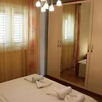 Lanterna Puntamika Apt. Near Apartment