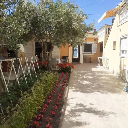 Lanterna Puntamika Apt. Near Apartmán