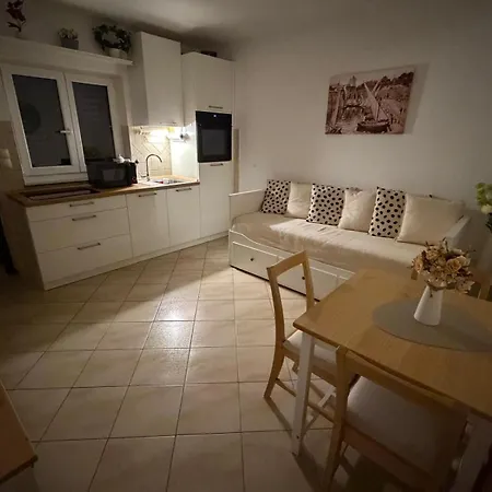 Lanterna Puntamika Apt. Near *