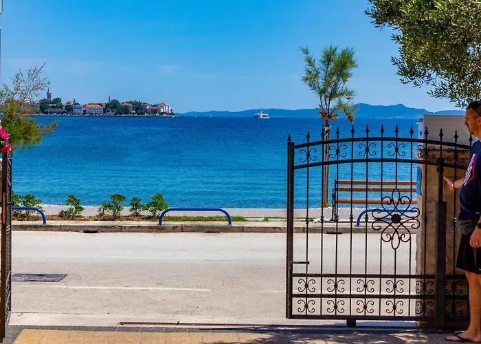 Lanterna Puntamika Apt. Near *