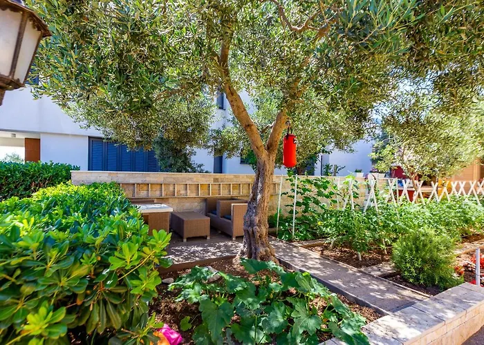 Lanterna Puntamika Apt. Near *