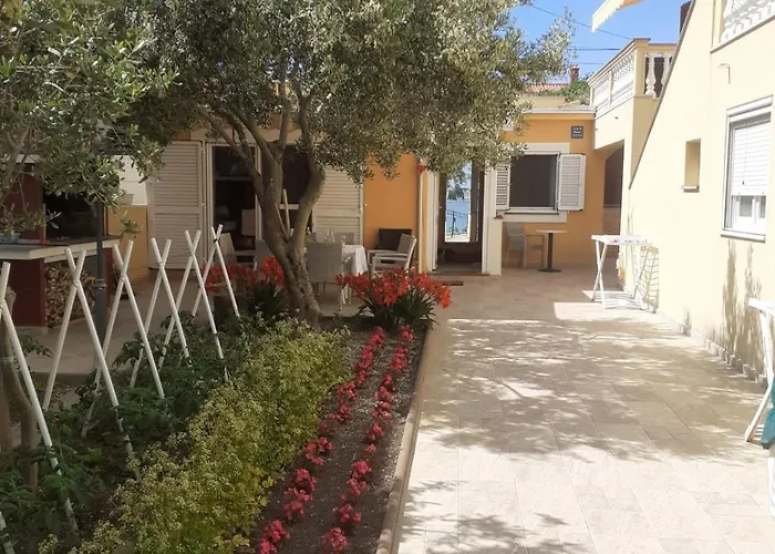 Lanterna Puntamika Apt. Near Apartman