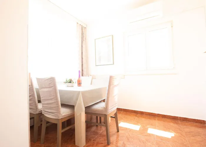 Lanterna Puntamika Apt. Near 아파트