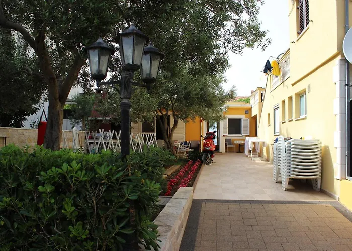 Lanterna Puntamika Apt. Near Apartman Zadar