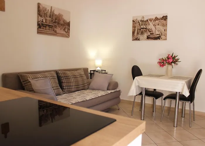 Lanterna Puntamika Apt. Near *