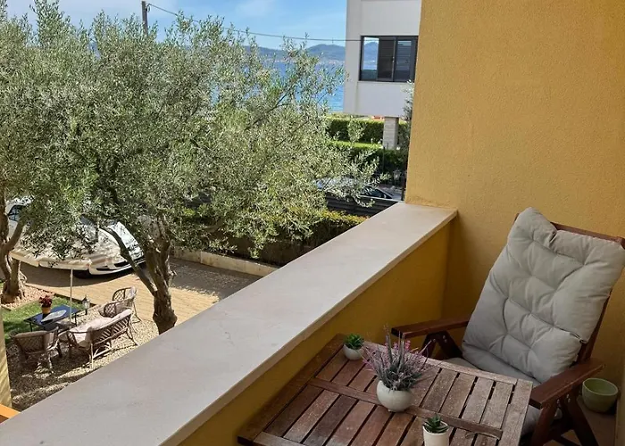 Lanterna Puntamika Apt. Near *