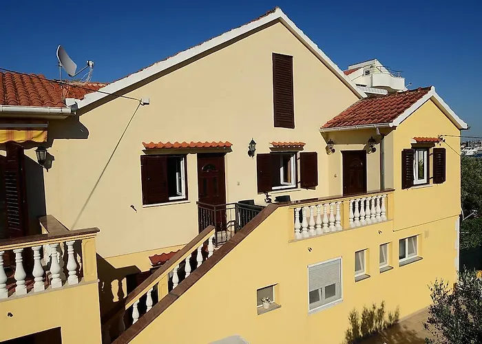 Lanterna Puntamika Apt. Near