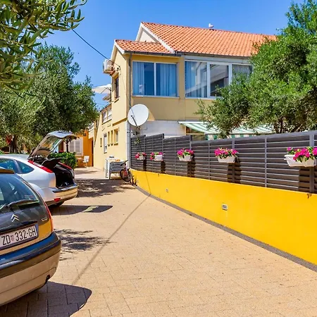 Lanterna Puntamika Apt. Near Ζαντάρ