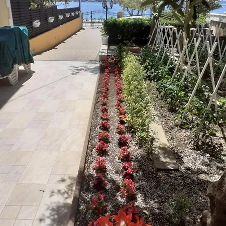 Lanterna Puntamika Apt. Near Διαμέρισμα