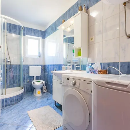 Lanterna Puntamika Apt. Near *