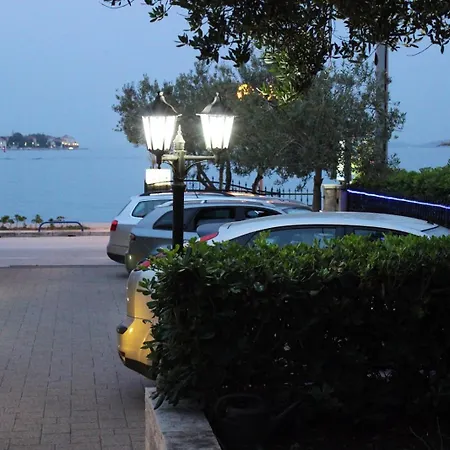 Lanterna Puntamika Apt. Near 아파트