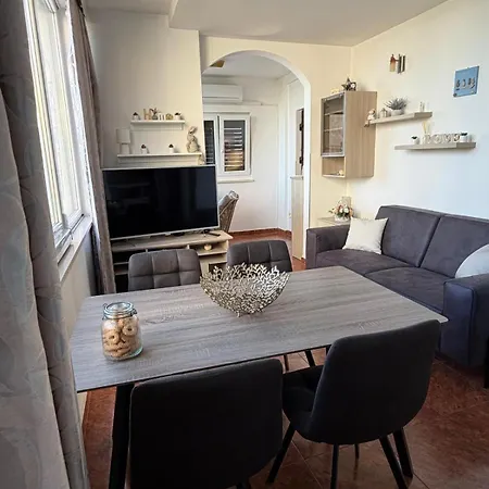 Lanterna Puntamika Apt. Near *
