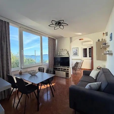 Lanterna Puntamika Apt. Near *