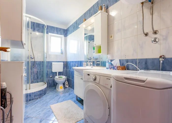 Lanterna Puntamika Apt. Near *