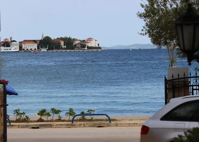 Lanterna Puntamika Apt. Near *