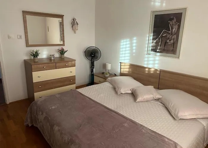 Lanterna Puntamika Apt. Near *